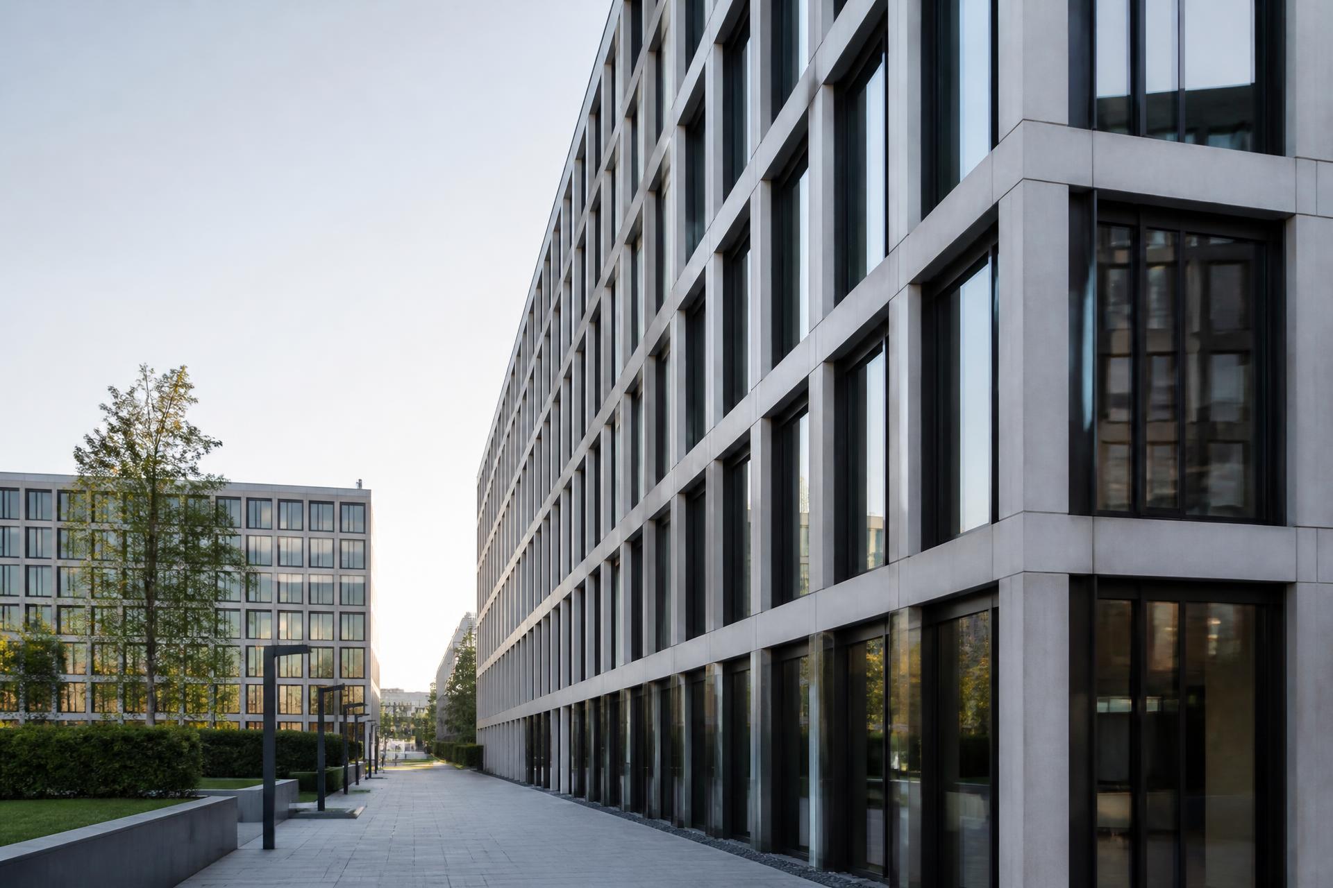 Moderne Bürogebäude-Fassade am Morgen